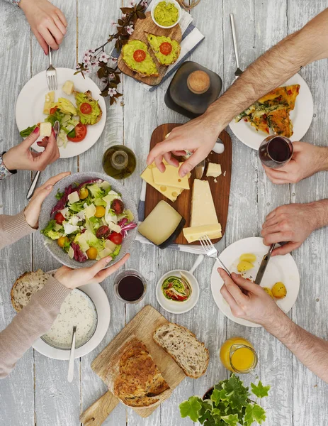 Άνθρωποι Τρώνε Στο Τραπέζι Και Μοιράζονται Φαγητό — Φωτογραφία Αρχείου