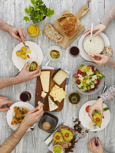 Mensen Die Eten Aan Tafel — Stockfoto