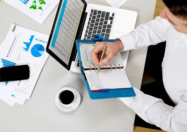 Hombre Trabajando Datos Financieros —  Fotos de Stock