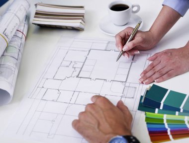 İnsanlar planları üzerinde tartışıyor