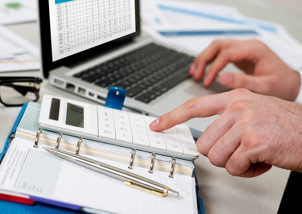 Mann Arbeitet Finanzdaten — Stockfoto