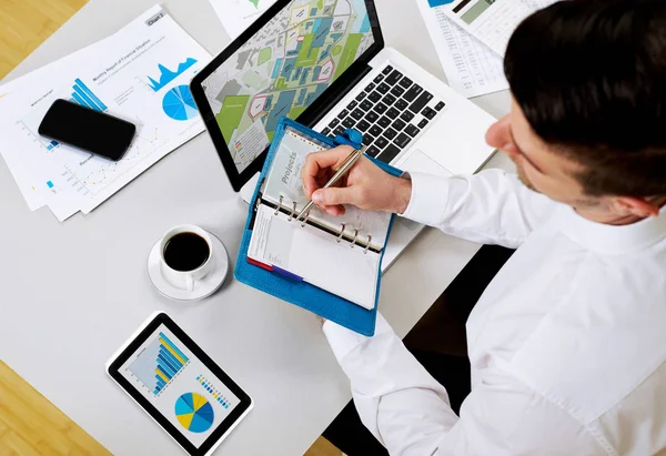 Hombre Trabajando Datos Financieros —  Fotos de Stock