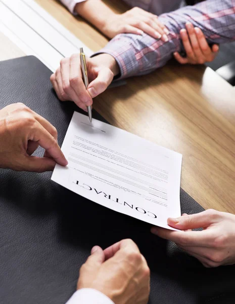 Homem Que Assina Contrato — Fotografia de Stock