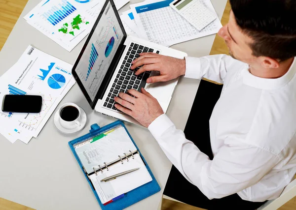 Hombre Trabajando Datos Financieros —  Fotos de Stock