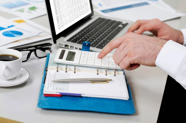 Hombre Trabajando Datos Financieros —  Fotos de Stock