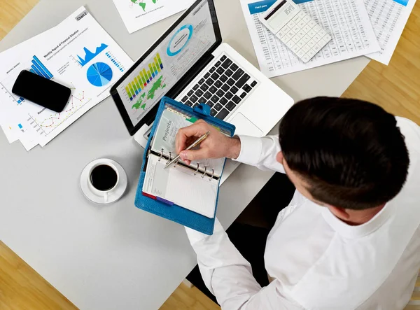 Hombre Trabajando Datos Financieros —  Fotos de Stock