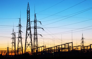 Gün batımında elektrik hatları