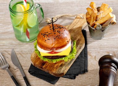 Burger ve limonata yukarıdan