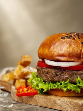 Kırmızı biber ile baharatlı burger