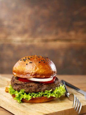 Burger boşaltmak ile ahşap üzerine