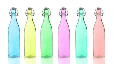 boş şişeleri üzerinde beyaz izole