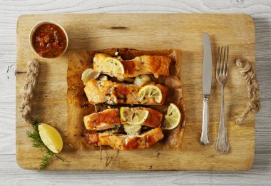 Somon fileto kesme tahtası üzerinde