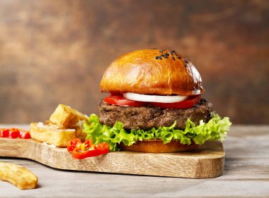 Kırmızı biber ile baharatlı burger