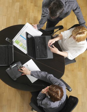 Masa başında çalışan kişilerin görünümünü yukarıda