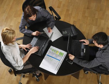 Masa başında çalışan kişilerin görünümünü yukarıda