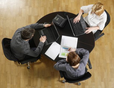 Masa başında çalışan kişilerin görünümünü yukarıda