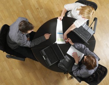 Masa başında çalışan kişilerin görünümünü yukarıda