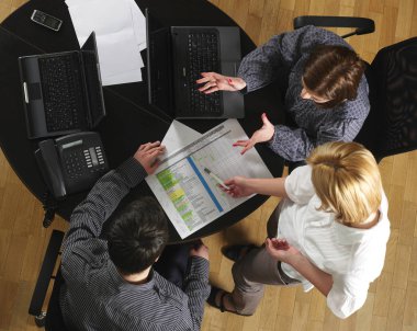 Kağıtlara emekçilerin görünümünü yukarıda