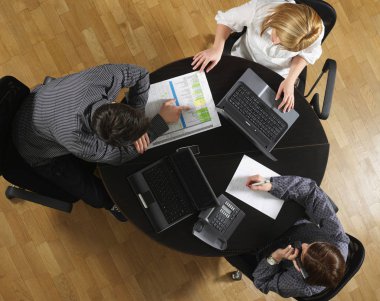 Masa başında çalışan kişilerin görünümünü yukarıda