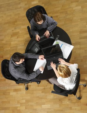 Masa başında çalışan kişilerin görünümünü yukarıda