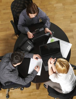 Masa başında çalışan kişilerin görünümünü yukarıda