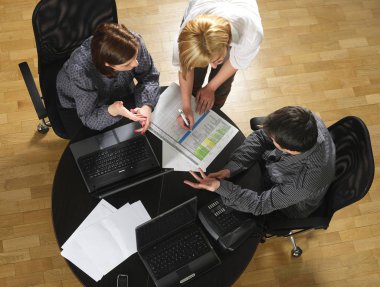 Masa başında çalışan kişilerin görünümünü yukarıda