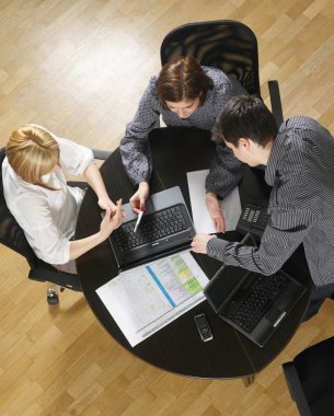 Masa başında çalışan kişilerin görünümünü yukarıda