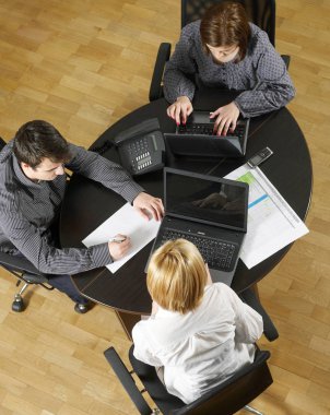 Masa başında çalışan kişilerin görünümünü yukarıda