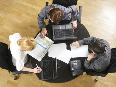 Masa başında çalışan kişilerin görünümünü yukarıda