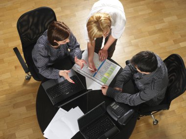 Kağıtlara emekçilerin görünümünü yukarıda