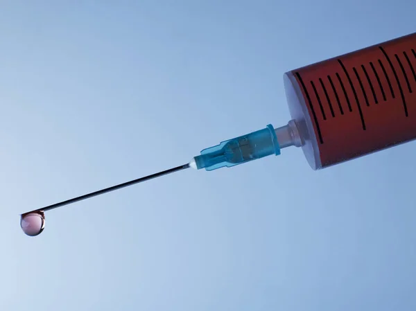 Mão Segurando Uma Seringa Com Sangue — Fotografia de Stock