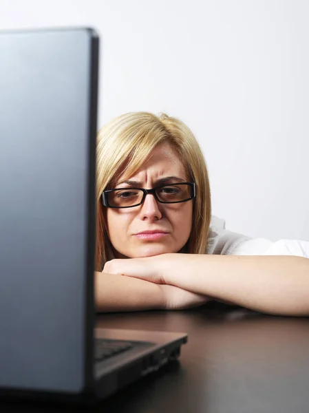 Mujer Molesta Mirando Computadora Portátil —  Fotos de Stock