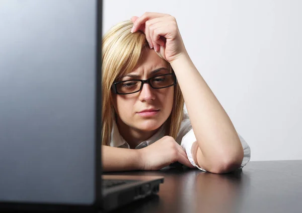 Mujer Molesta Mirando Computadora Portátil —  Fotos de Stock