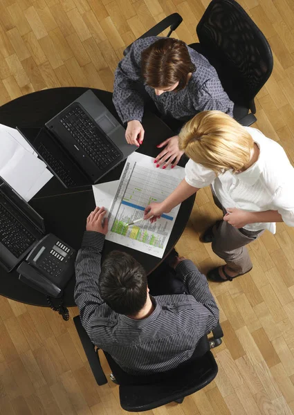 Masa başında çalışan kişilerin görünümünü yukarıda