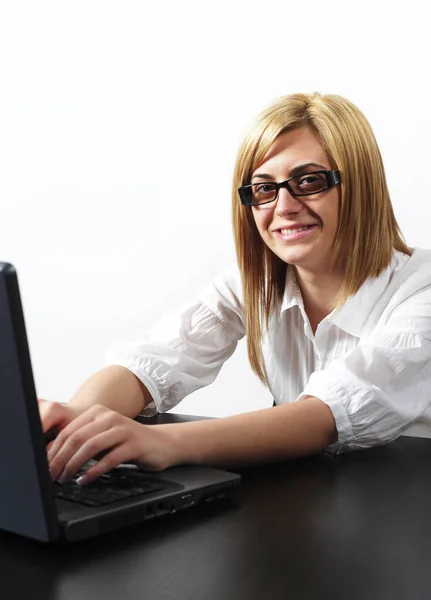 快活的女人 在笔记本电脑上工作 — 图库照片