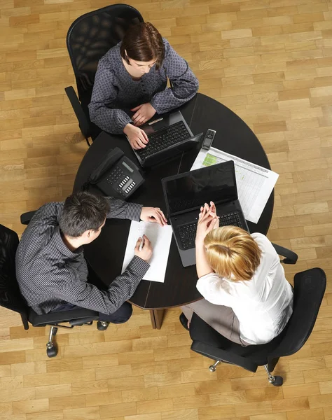 Kağıtlara emekçilerin görünümünü yukarıda