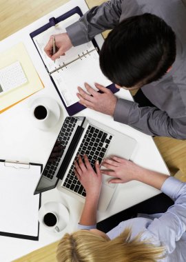 Masa başında çalışan insanlar