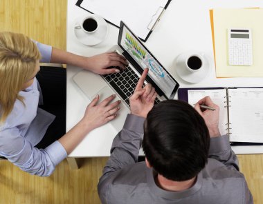 Masa başında çalışan insanlar