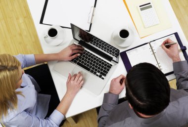 Masa başında çalışan insanlar