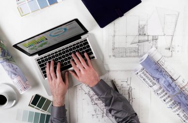 Mimar iş yerinde yukarıdan görüntülemek