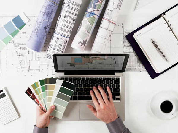 Blick Von Oben Auf Den Architekten Bei Der Arbeit — Stockfoto