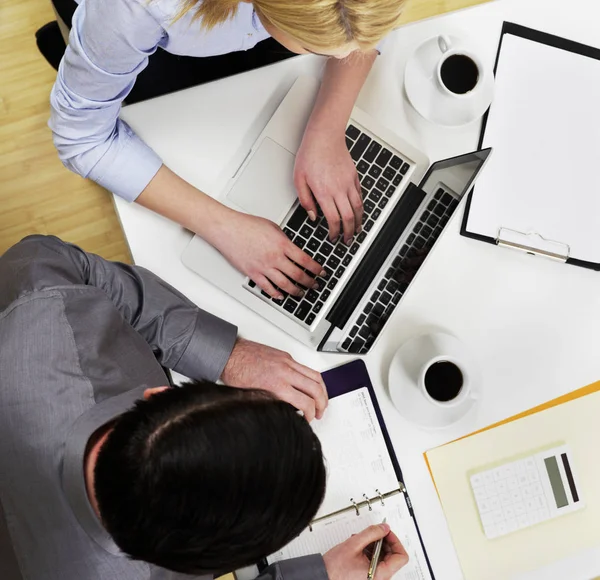 Masa başında çalışan insanlar