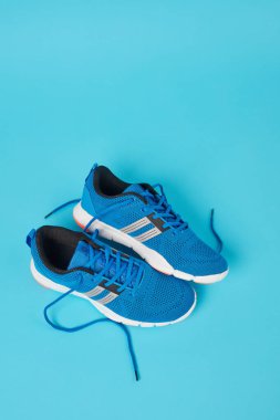 Bağcıkları çözülmüş spor ayakkabıları.