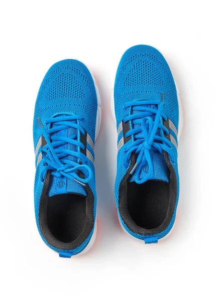 Chaussures de sport bleues isolées sur blanc — Photo