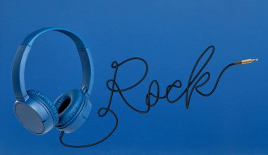 Mavi arka planda rock kablosu olan kulaklıklar