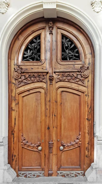 Όμορφη χαρασμένη ξύλινη πόρτα — Φωτογραφία Αρχείου