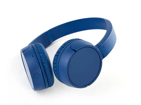 Niebieskie słuchawki bezprzewodowe izolowane na biało — Zdjęcie stockowe