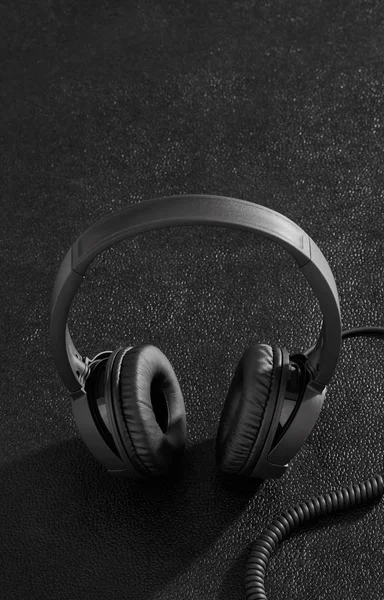 Black headphones on desk — Stock Photo, Image