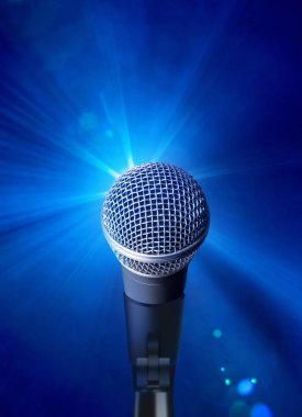 Arka planı bulanık olan mikrofon yakın plan.