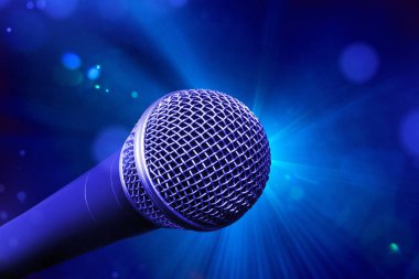 Konser sahnesinde mikrofon yakın plan